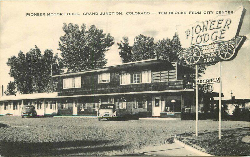 Grand Junction Colorado Pioneer Motor Lodge autos Artvue Postcard 21-8692