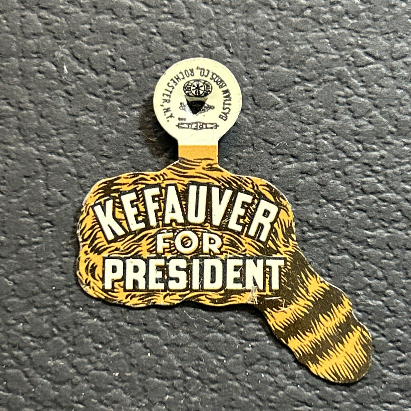 Estes Kefauver Campaign Coonskin Cap Tab 1952 Primary Pin Back President Button