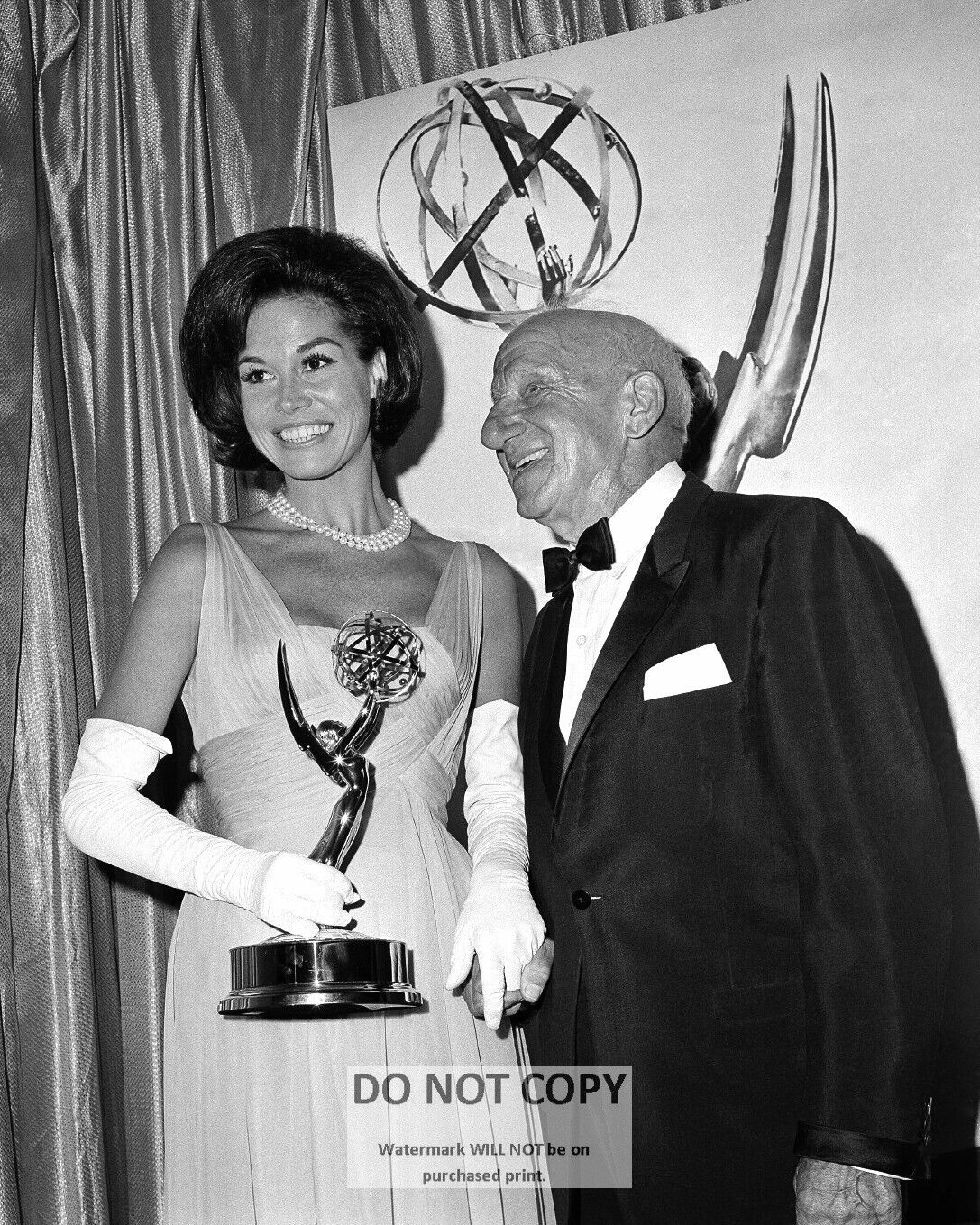 MARY TYLER MOORE WITH JIMMY DURANTE AT THE 1965 EMMYS - 8X10 PHOTO (ZY-786)