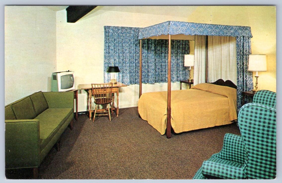 1967 THE WAYFARER HOTEL MOTEL MCM BEDROOM TV CANOPY BED VINTAGE CHROME POSTCARD