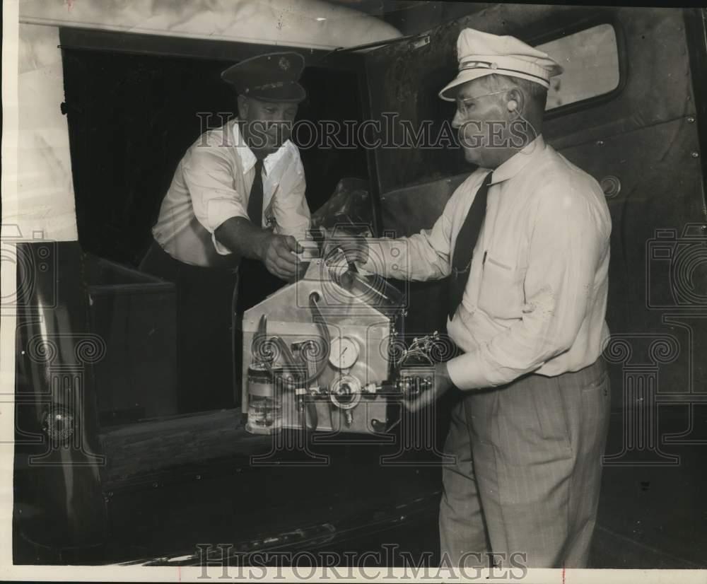 1950 Press Photo Members of the Houston, Texas Emergency Corps handle equipment