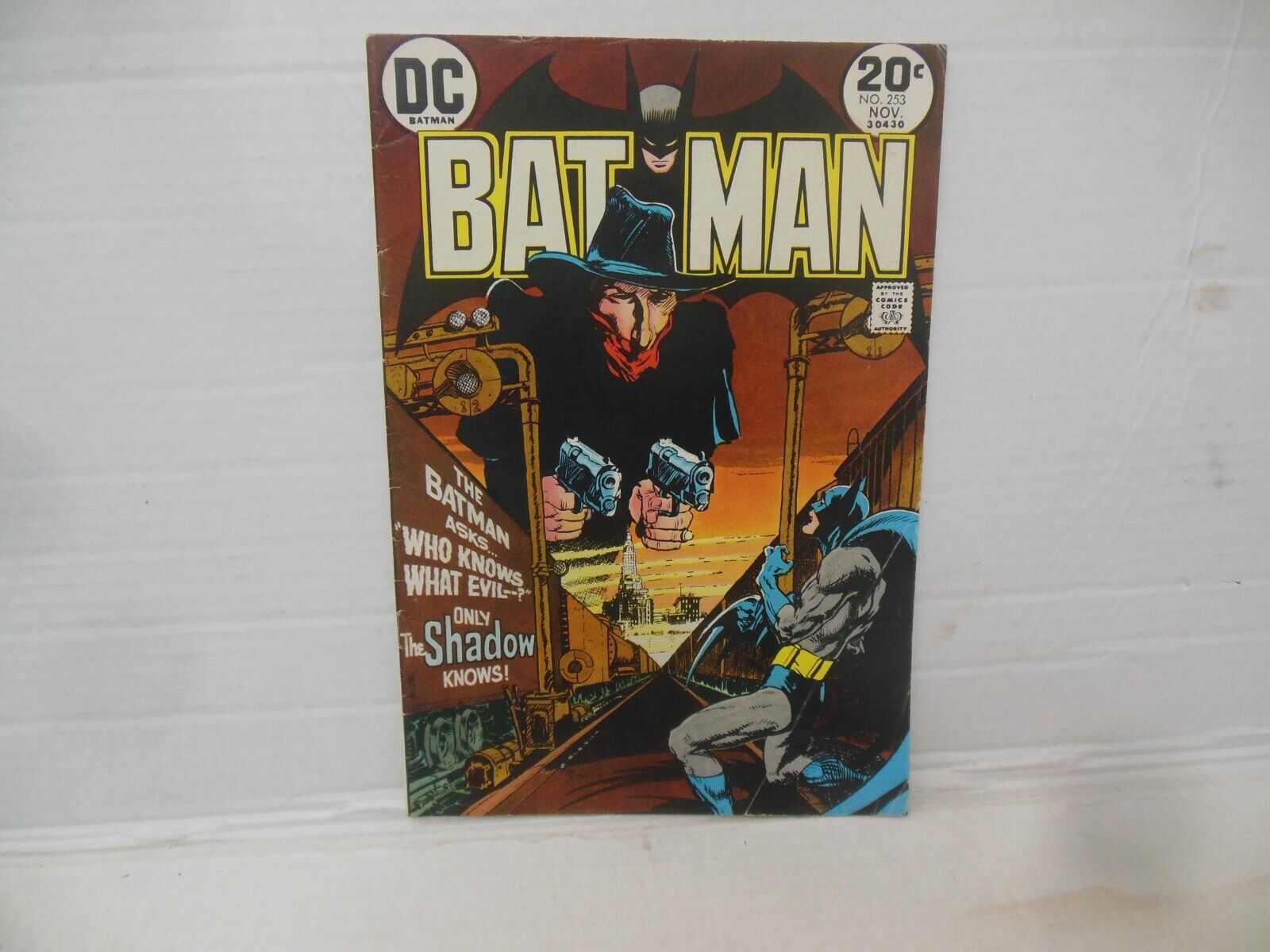 BATMAN comics #253 mid-grade from 1973 ONLY THE SHADOW KNOWS