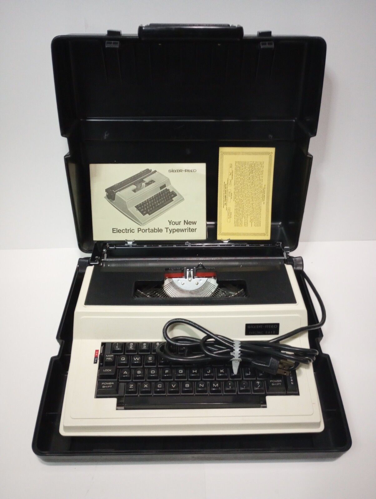 SILVER REED #8610 TYPEWRITER 1970s W/ ORIGINAL CASE Manual + More  White/Black