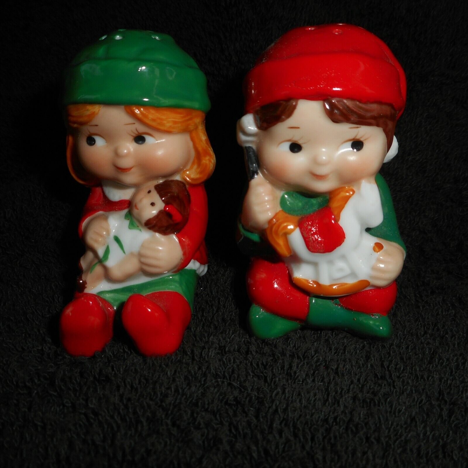 ceramic Avon holiday Christmas boy & girl Elves 1983 Salt & Pepper shakers set
