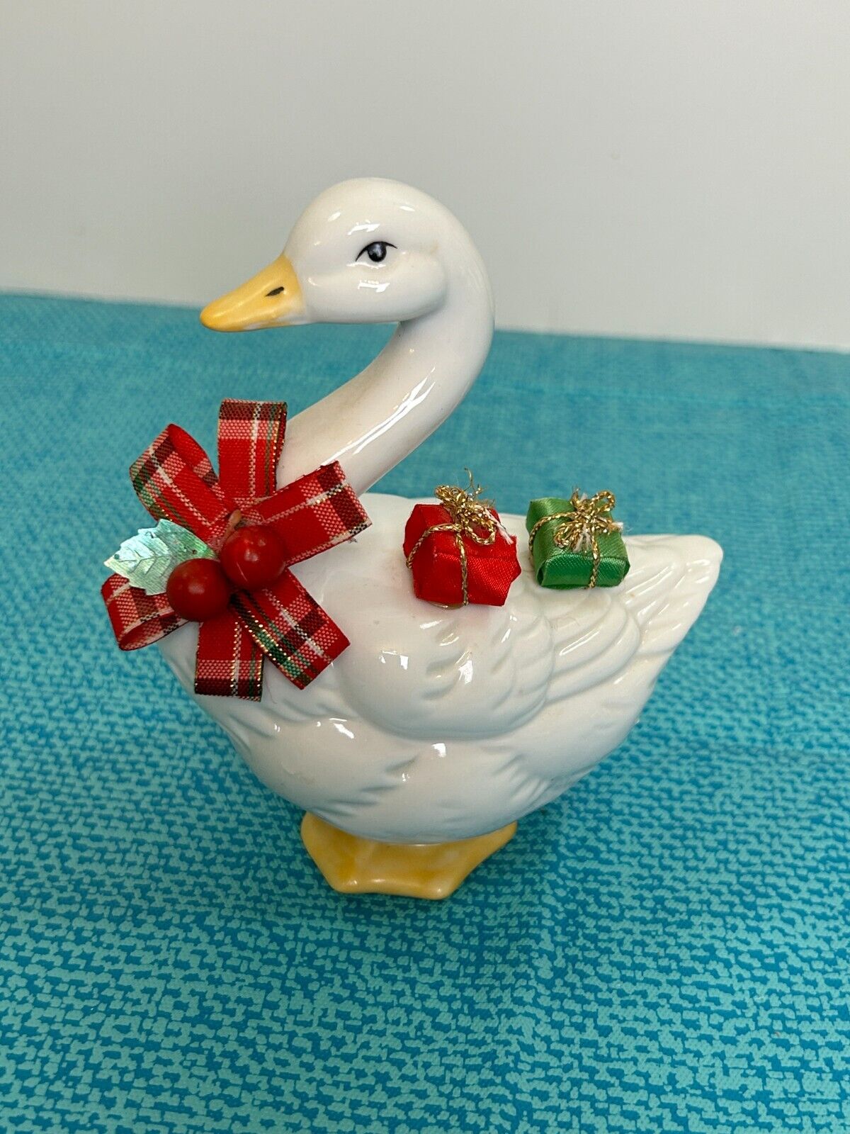 Vtg Russ Berrie Christmas Goose Figurine Presents Bow Cute - 5\