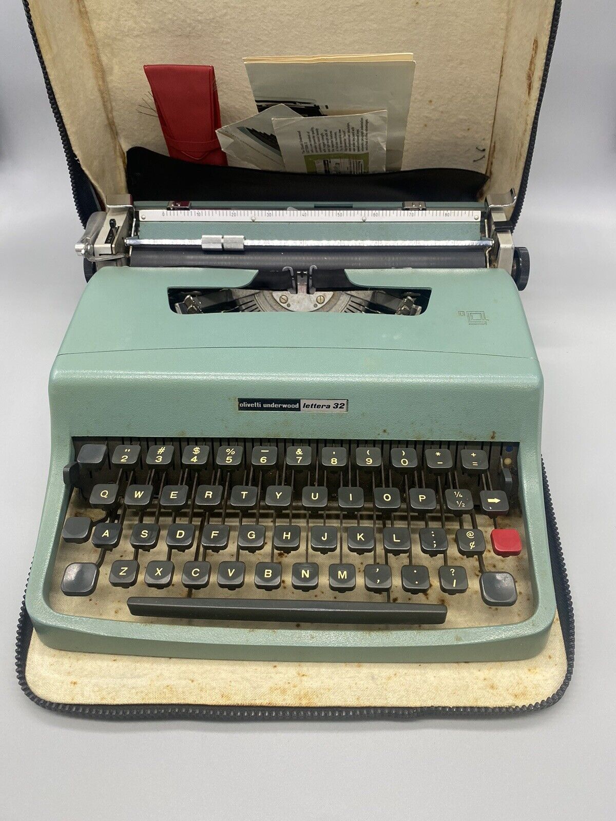 Vintage Olivetti-Underwood Lettera 32 Manual Typewriter W/ Travel Carry Case