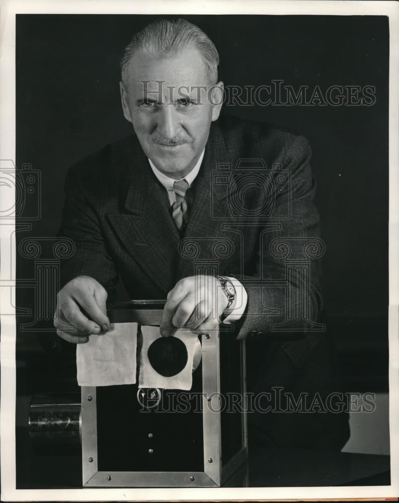 1939 Press Photo Dr Phillips Thomas at Westinghouse research labs