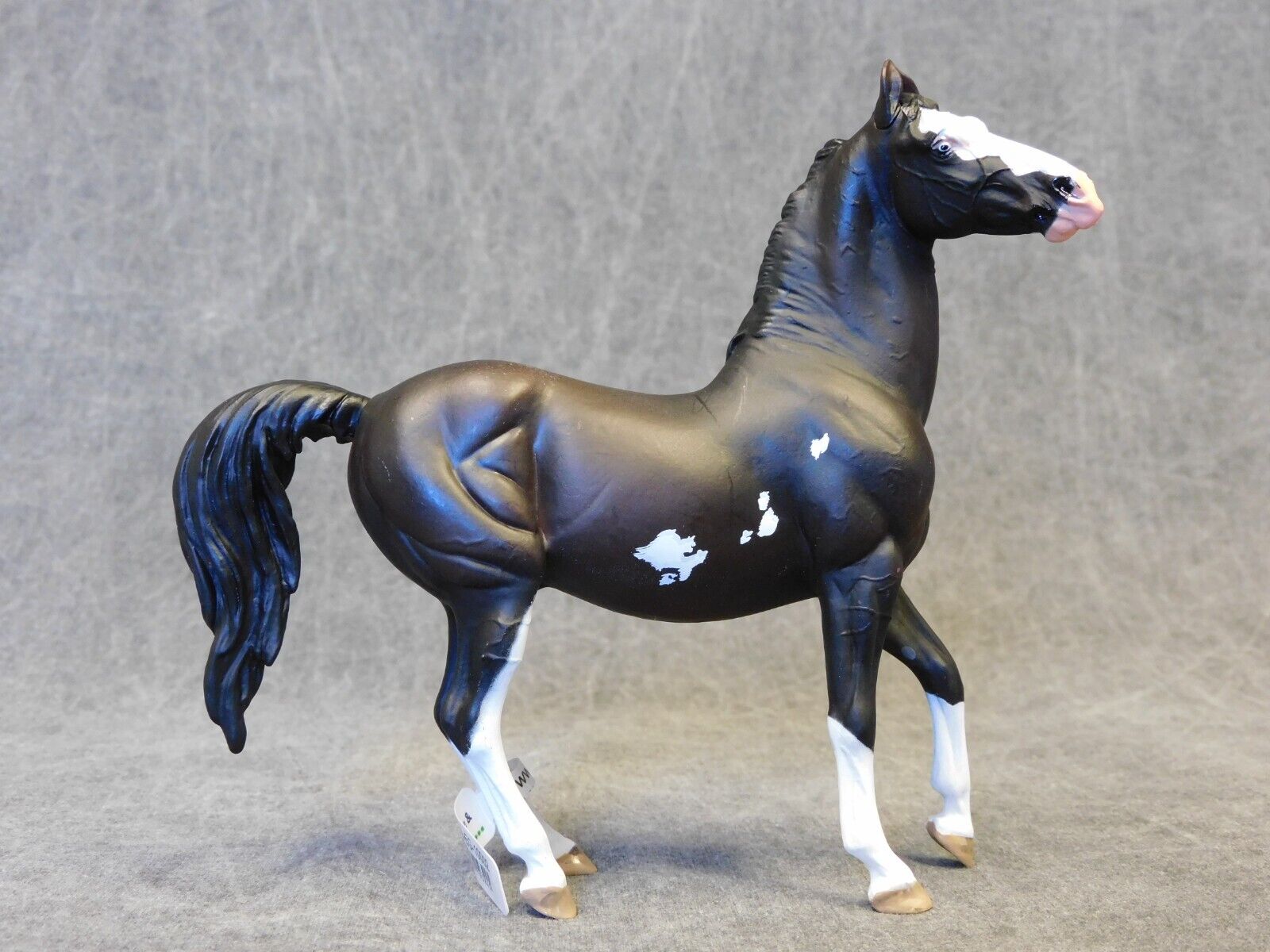 WIA NEW * Chestnut Pinto Marwari Stallion * 1:18 Scale Model Horse Horraw Studio