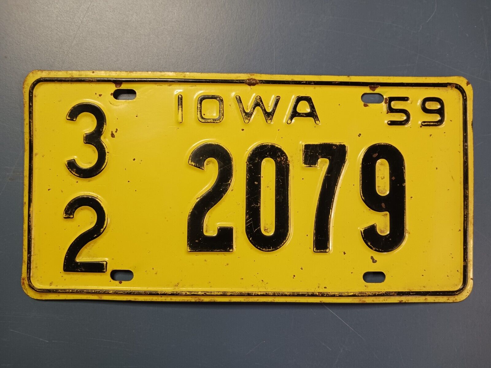 1959 Iowa License Plate 32 2079