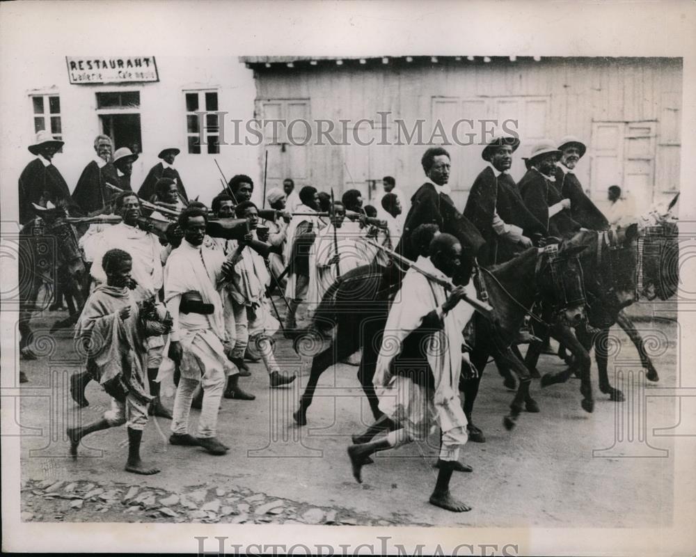 1935 Press Photo Tribal chieftains lead army from Addis Ababa to fight Italians