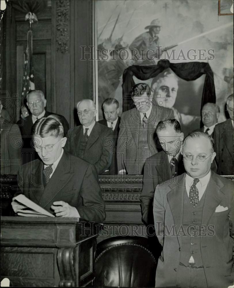 1945 Press Photo Rev. Eskil Fredrickson leads a prayer for President Roosevelt