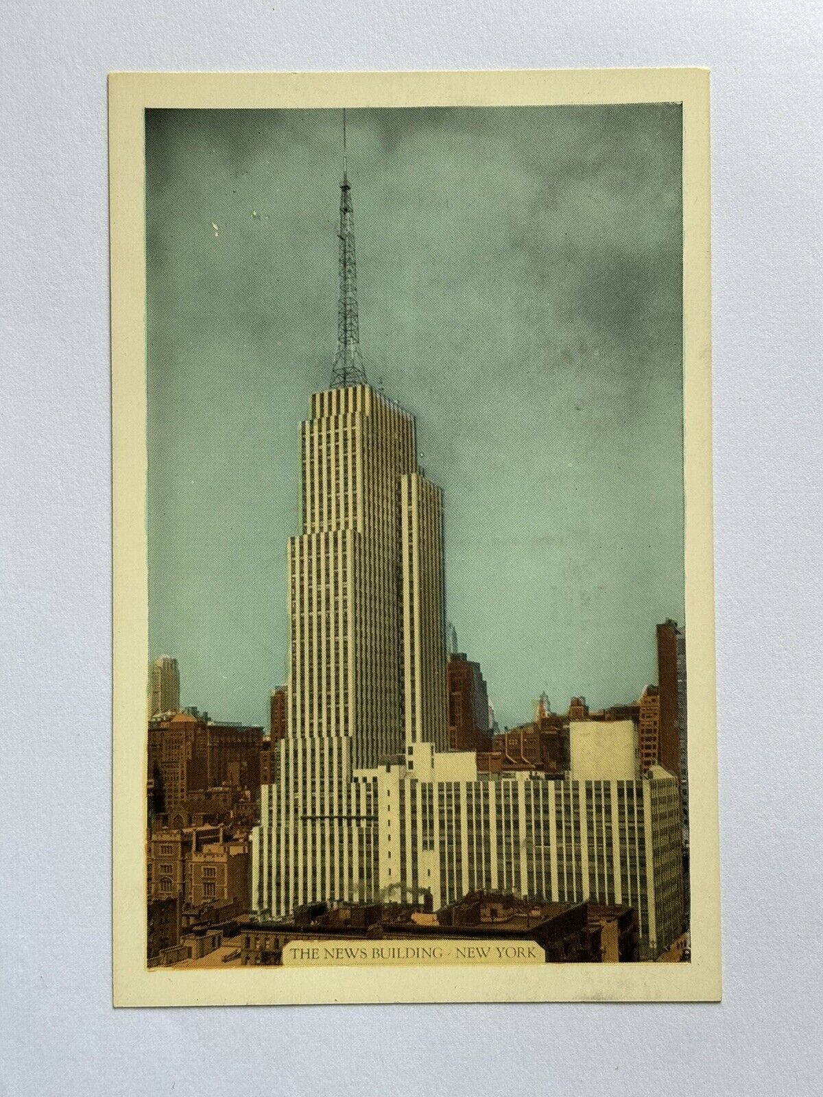 THE NEWS BUILDING NEW YORK CITY 1930s Era Vintage White Border Postcard Lumitone