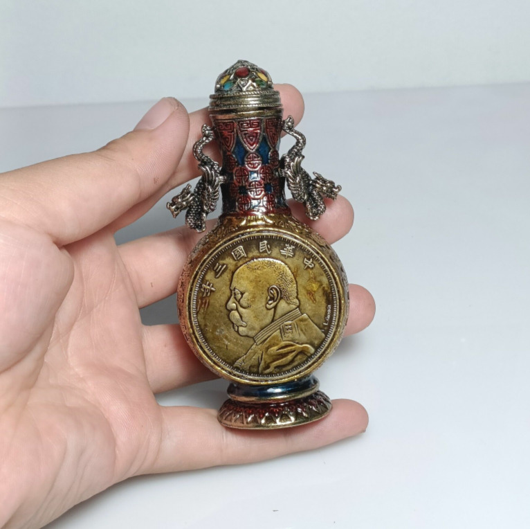 Tibetan handicrafts, old silver coins inlaid with high-grade gift snuff bottles