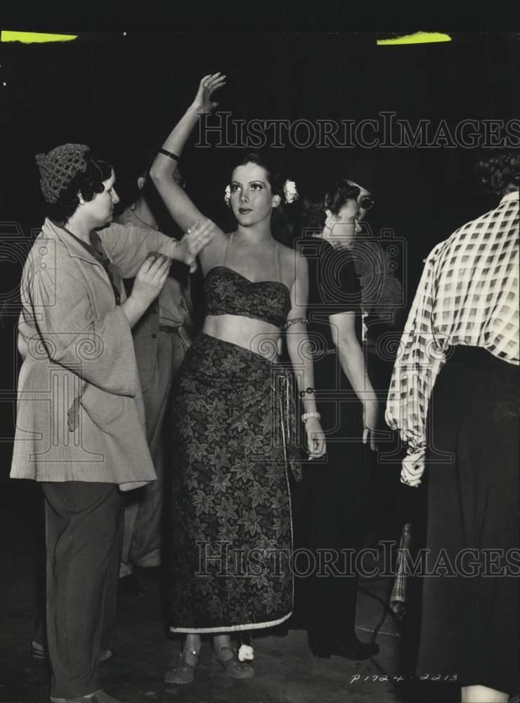 1940 Press Photo Actress Blanca Visher gets make-up retouched between scenes