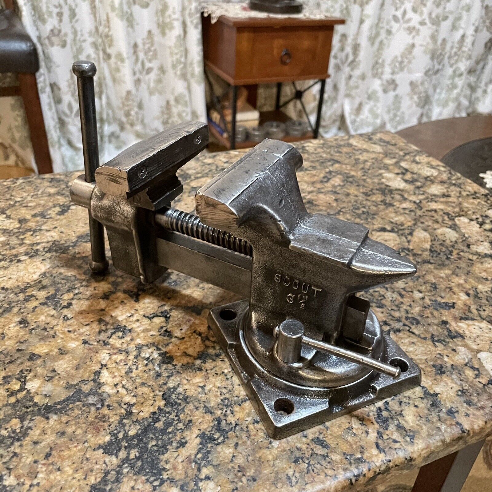 VINTAGE SCOUT SWIVEL ANVIL VISE 3-1/2''JAWS,CAST IRON BENCH VICE WITH PIPE GRIPS