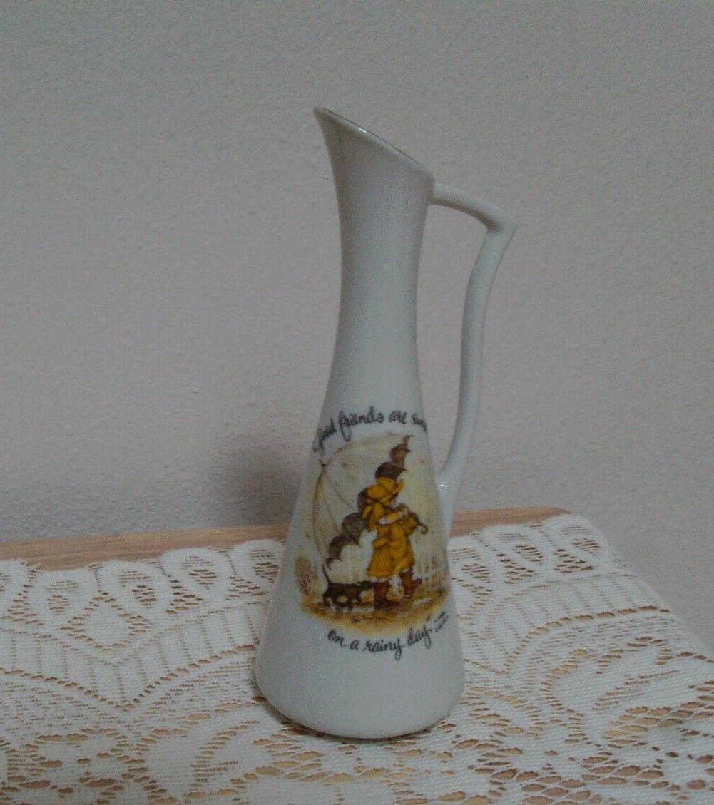 Vintage 1973 Holly Hobbie Porcelain Bud Vase w/Handle GOOD FRIENDS...RAINY DAY
