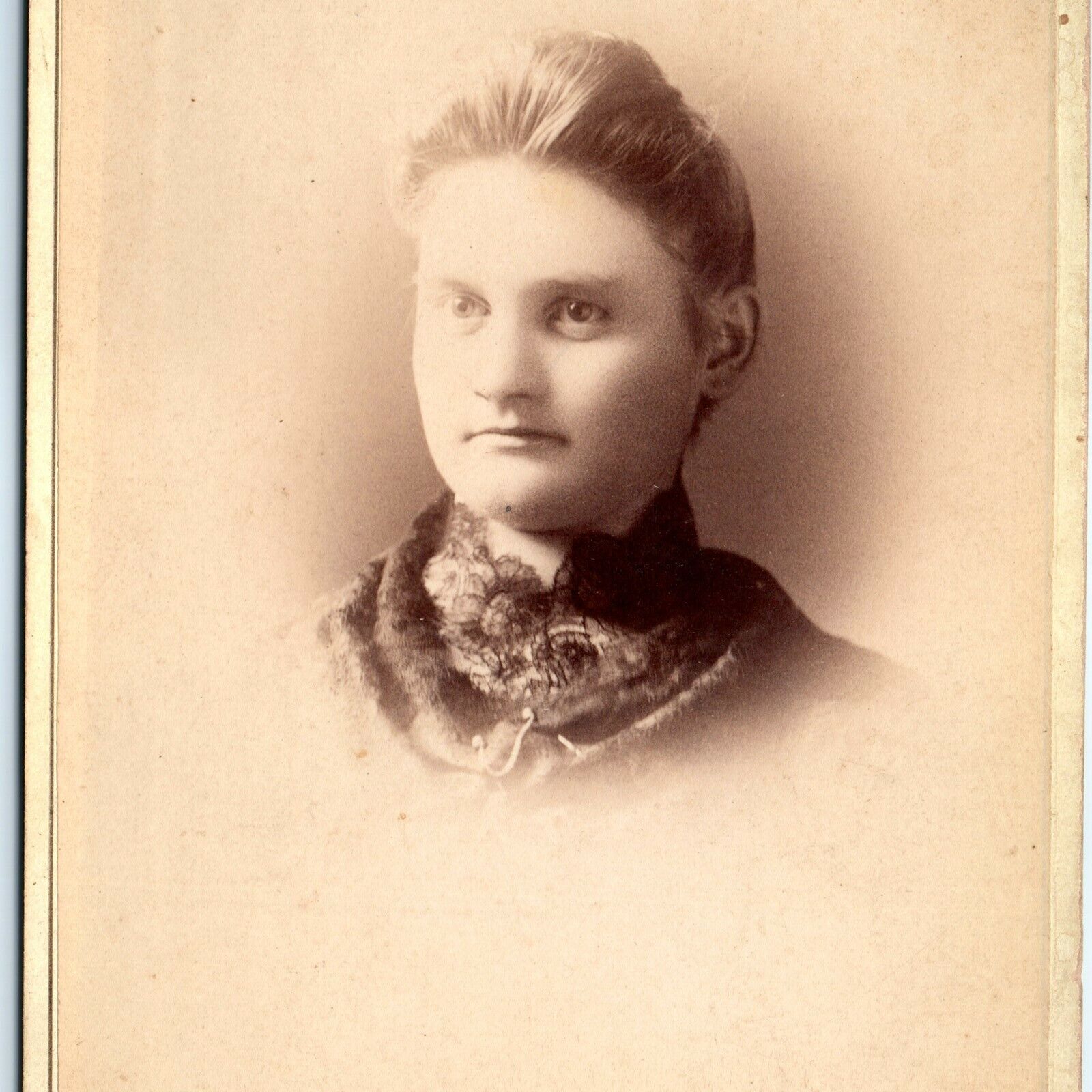 c1890s Marshalltown, Iowa Cute Young Lady Cabinet Card Photo Floral Neck Silk B2