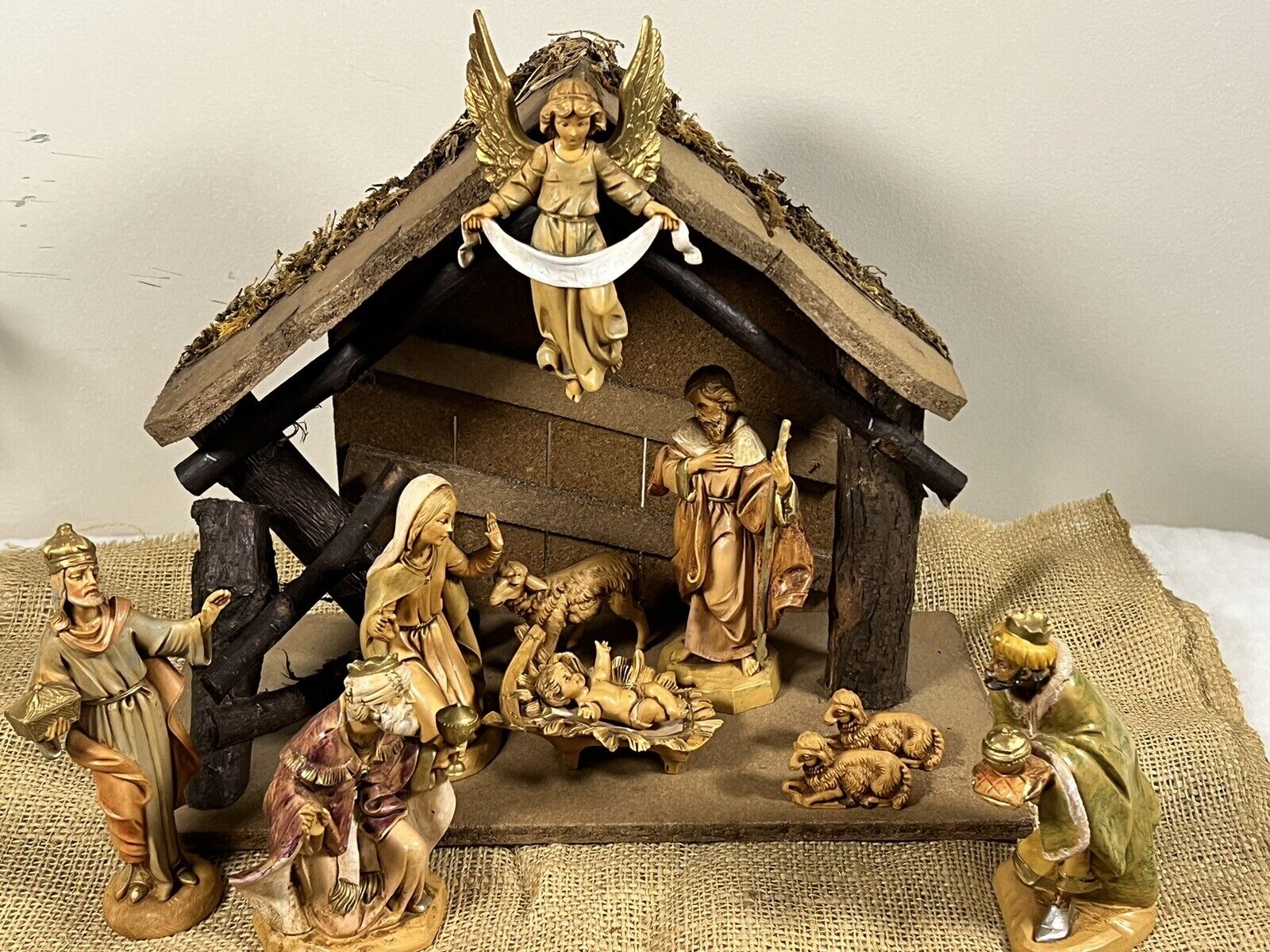Fontanini 10 Piece Nativity Set Made in Italy Depose with Wooden Stable
