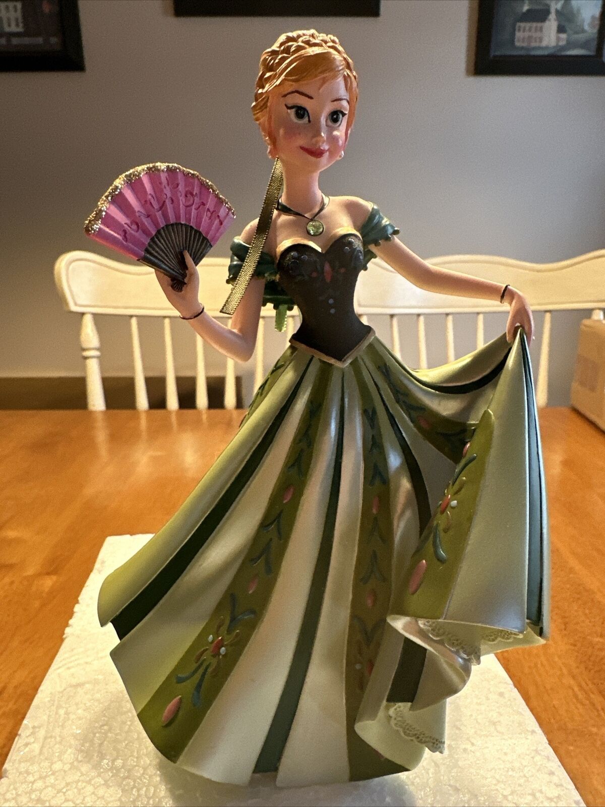 Disney Showcase Couture de Force Anna from Frozen Enesco 4045772