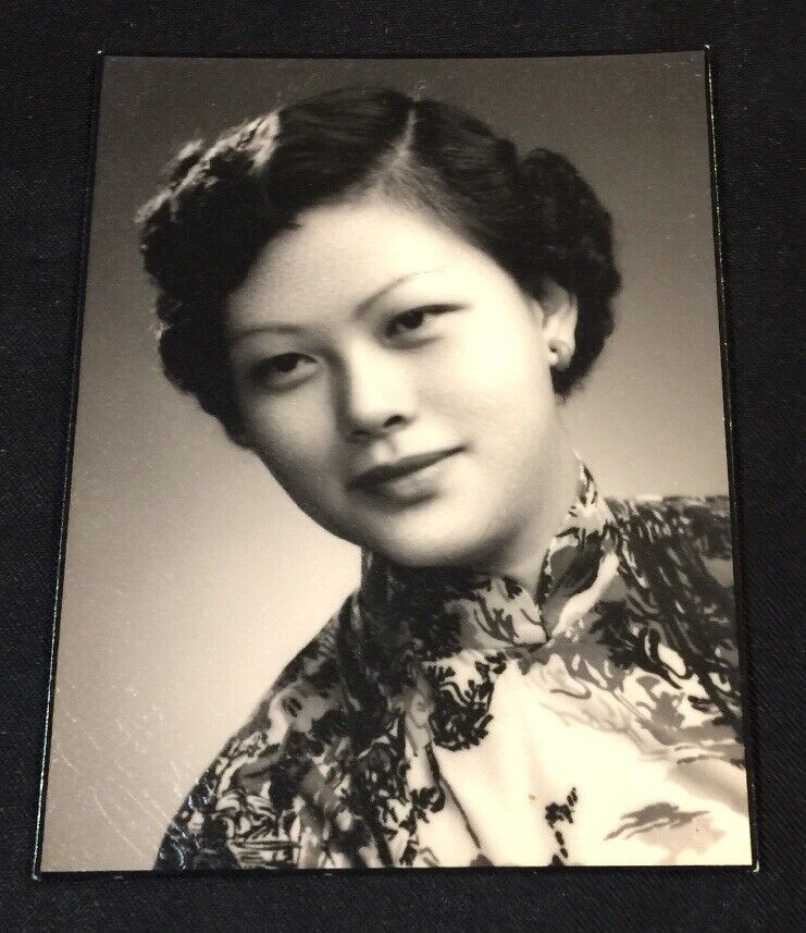 1950's Overseas Chinese lady female woman studio photo 