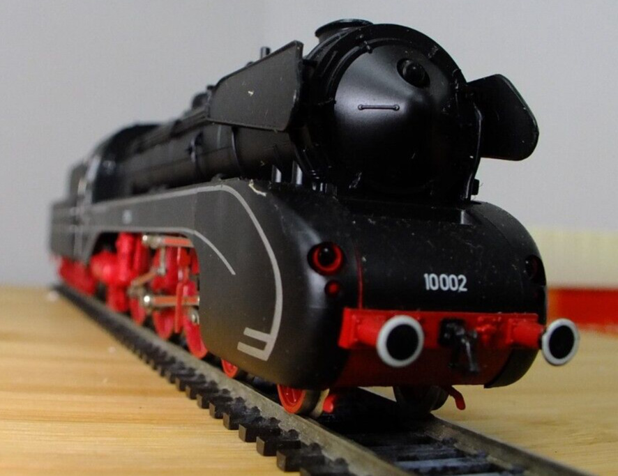 Rivarossi 1339 HO gauge DB BR 10 streamlined steam loco in black livery