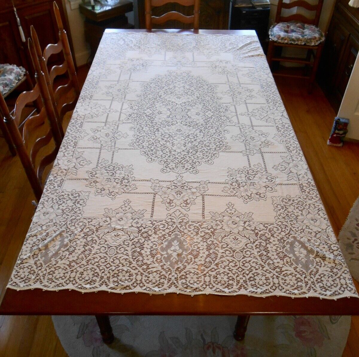 Vintage Authentic Labeled Quaker Lace Tablecloth 72\