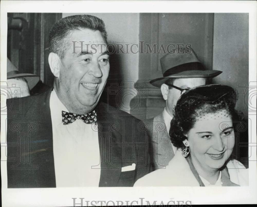 1953 Press Photo Lieutenant Louis Shoulders and fiancee June George at St. Louis