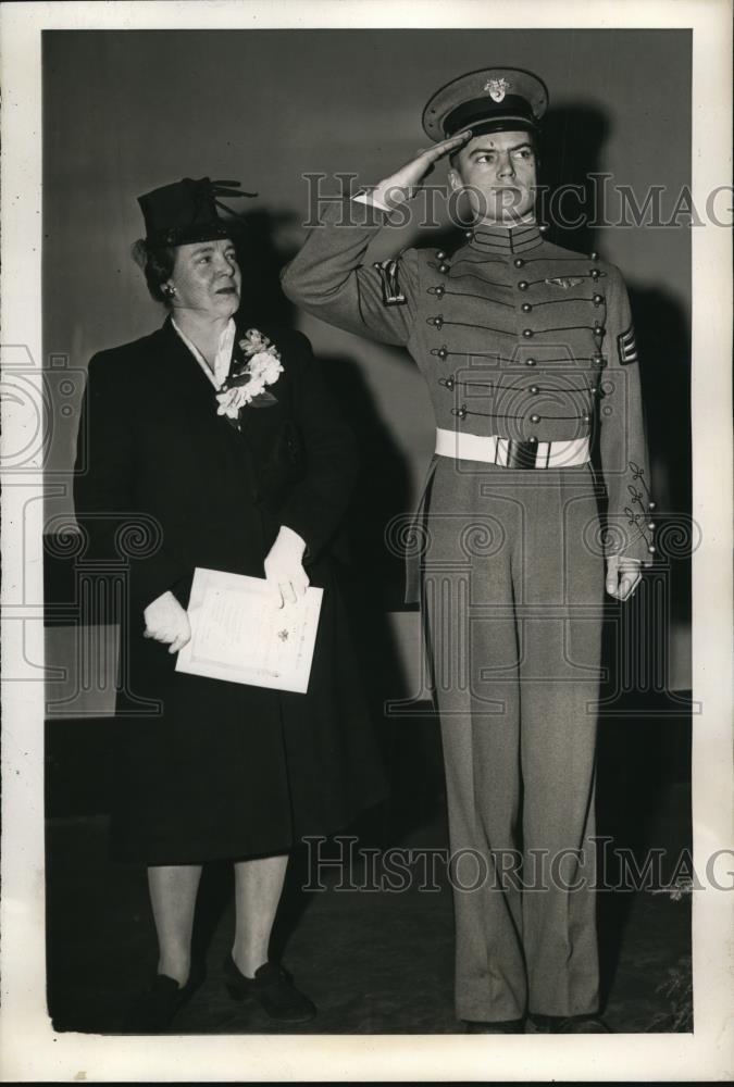 1943 Press Photo 2nd Lt L Weart Jr & mom Mrs G Weart at West Point graduation