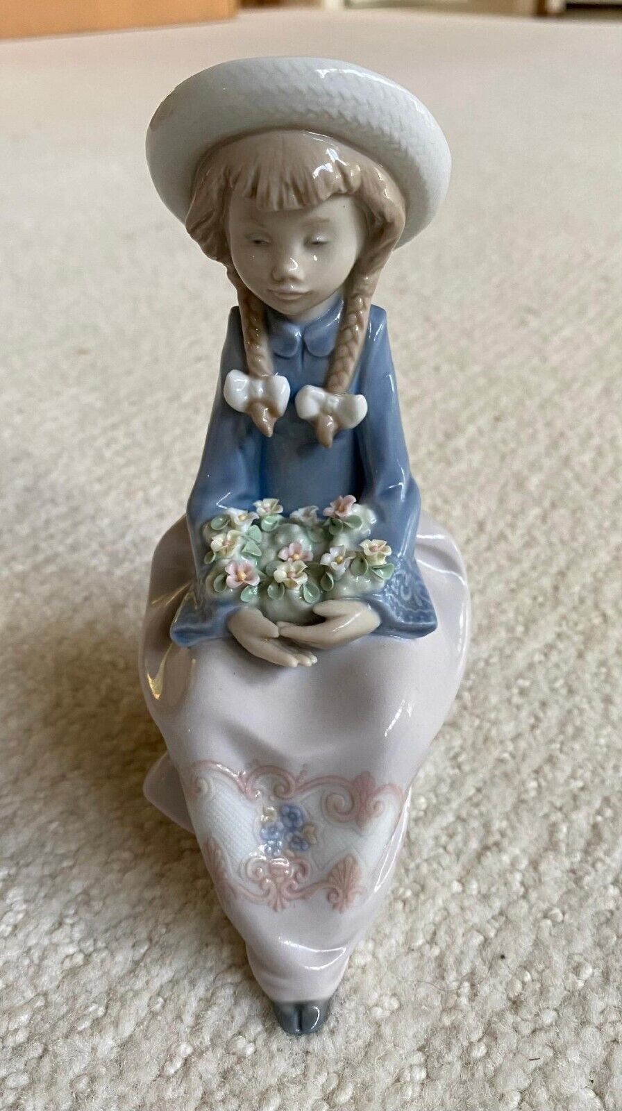 lladro figurines collectibles retired girl - Pretty & Prim - # 5554