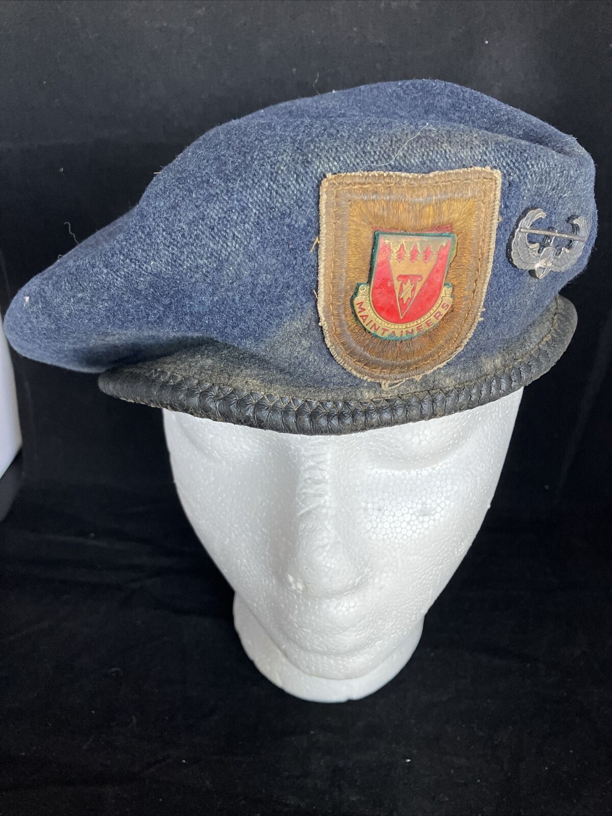 WWII BLUE BERET WITH RARE UNKNOWN PATCH AND AIR ASSAULT WINGS.