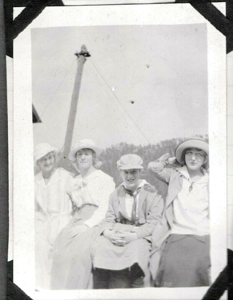 VINTAGE PHOTOGRAPH 1918-20 GIRLS HAT/DRESS FASHION CHADRON NEBRASKA OLD PHOTO