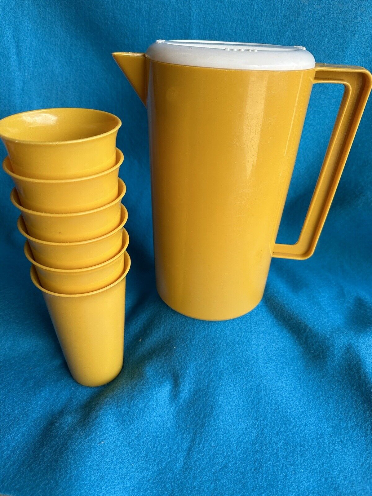 Vintage 1970s 1/2 Gal. Pitcher Yellow Gold/White Strainer Lid W/6 Matching Cups