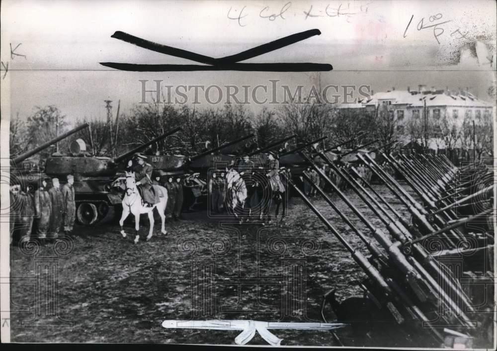1950 Press Photo Marshal Tito inspects Yugoslavian military weapons on Army Day