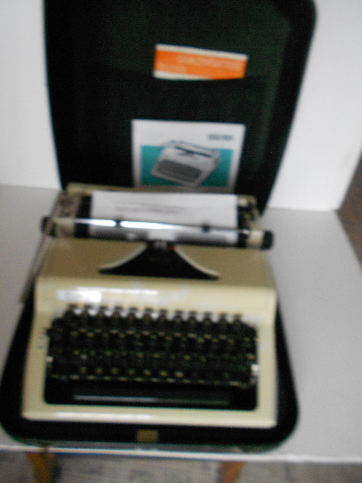 Robotron ERIKA 105 Portable Manual Typewriter Ivory w/Case & Instructions VGC
