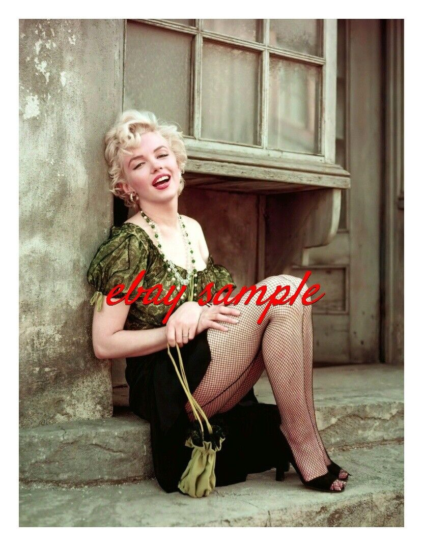 MARILYN MONROE PHOTO -On the back lots of 20th Century Fox -“The Hooker Sitting\