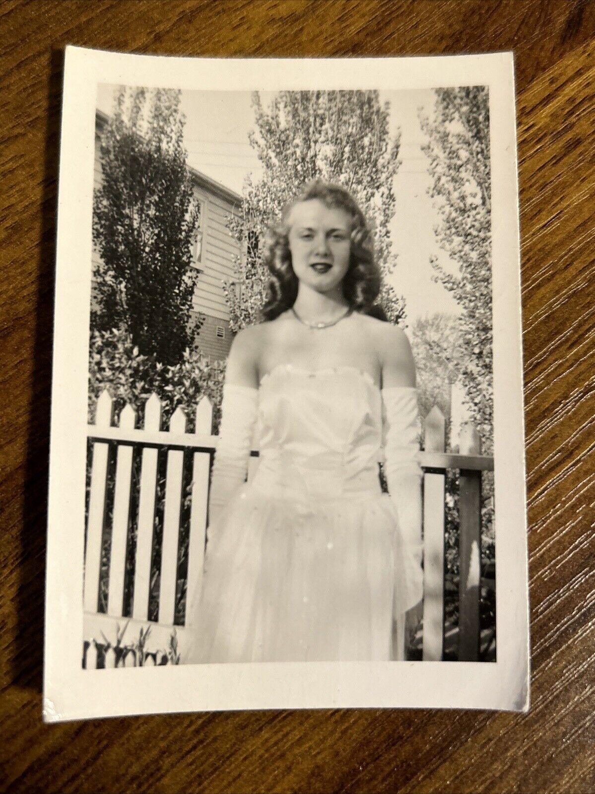 1940s B&W Vintage Photo Pretty Young Lady White Dress Gloves Shoulders M4