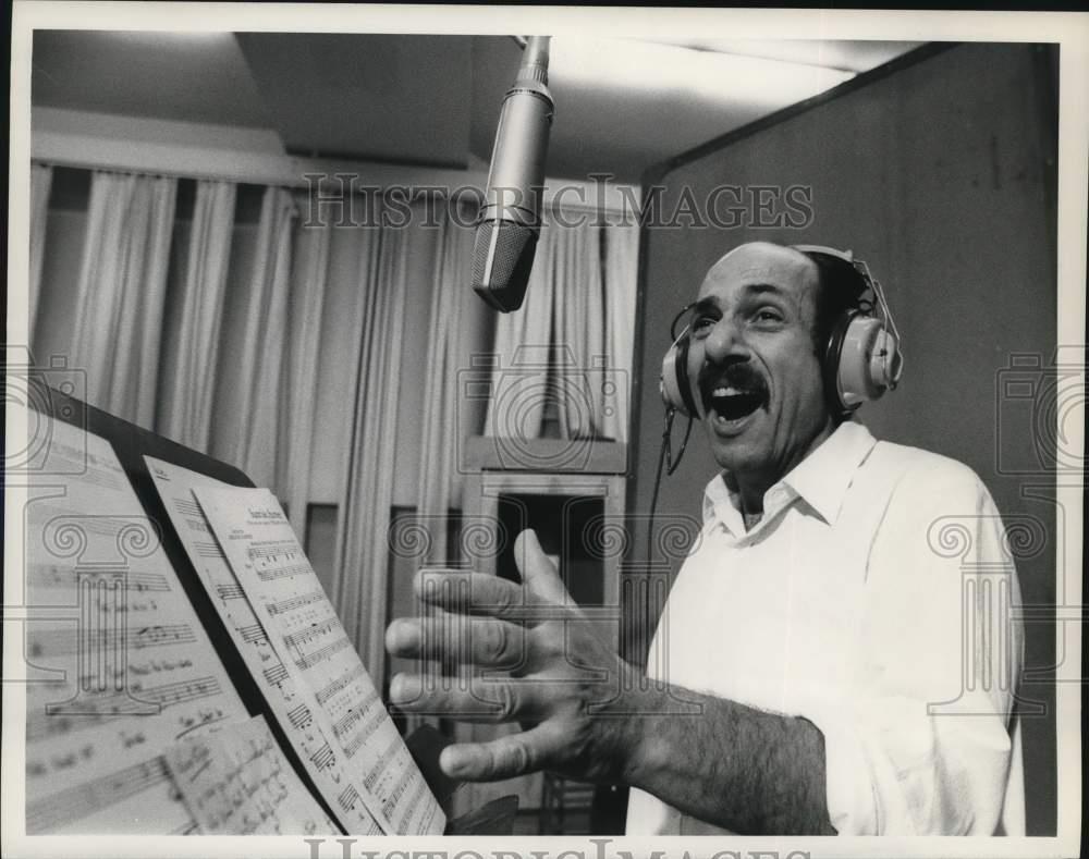1970 Press Photo Herschel Bernardi recording a song. - hcp19701