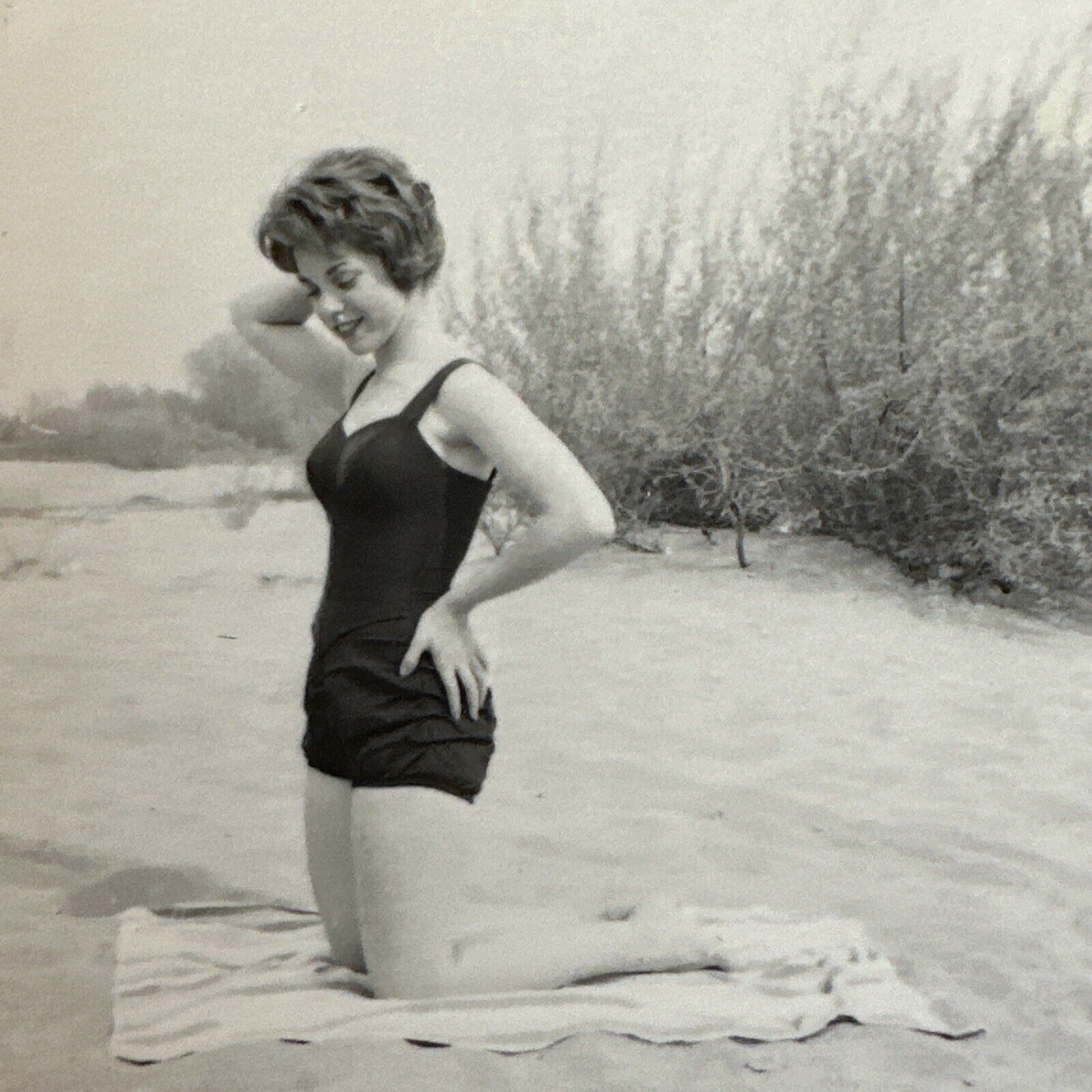 VINTAGE PHOTO pretty woman on beach, bathing suit, barefoot Original Snapshot