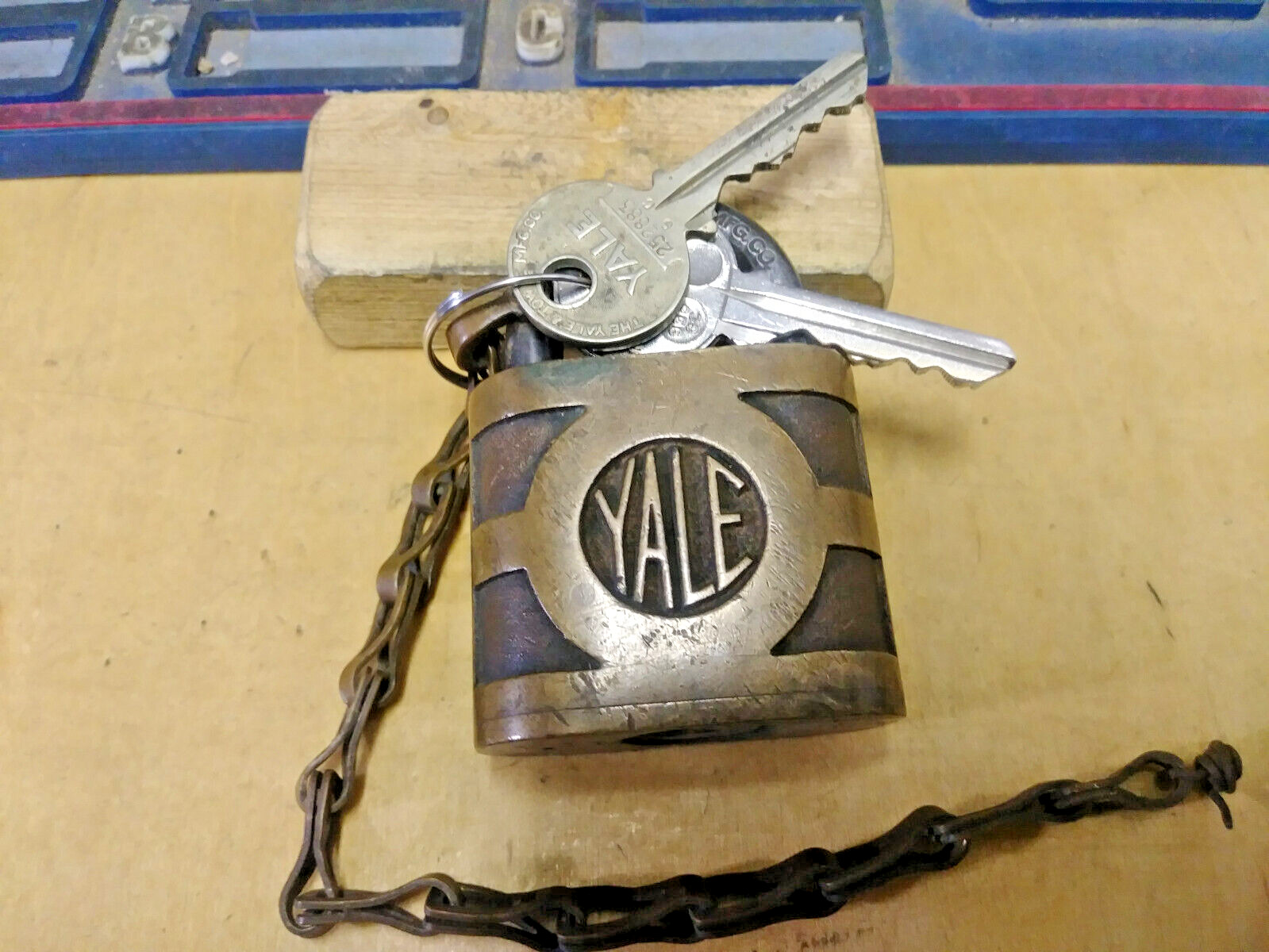 vintage/antique yale 840 padlock w/keys ca 1934-late 40\'s  252883