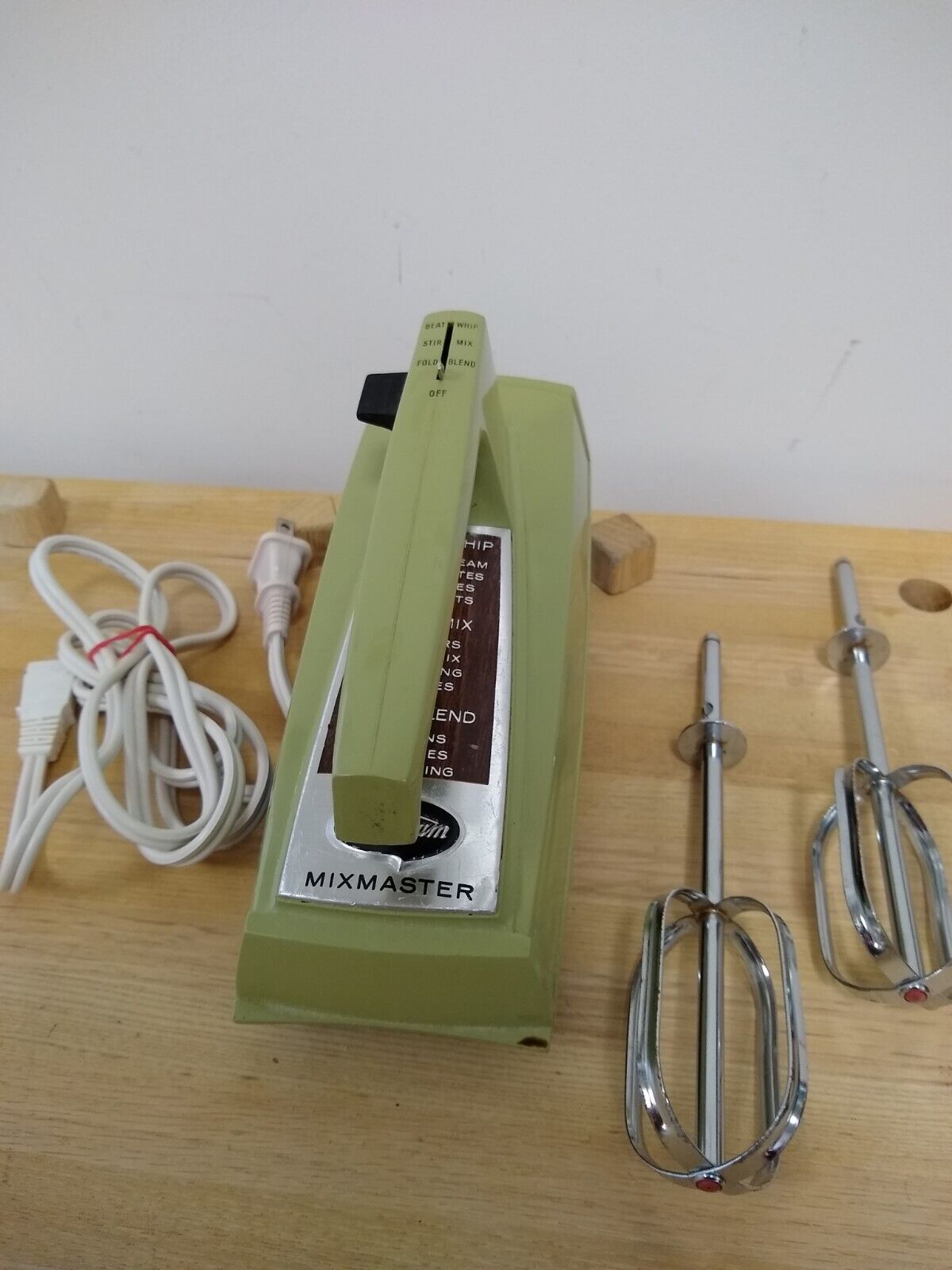 Sunbeam Mixmaster Model HMD-1 Vintage 1970\'s Green Hand Mixer With Beaters Works