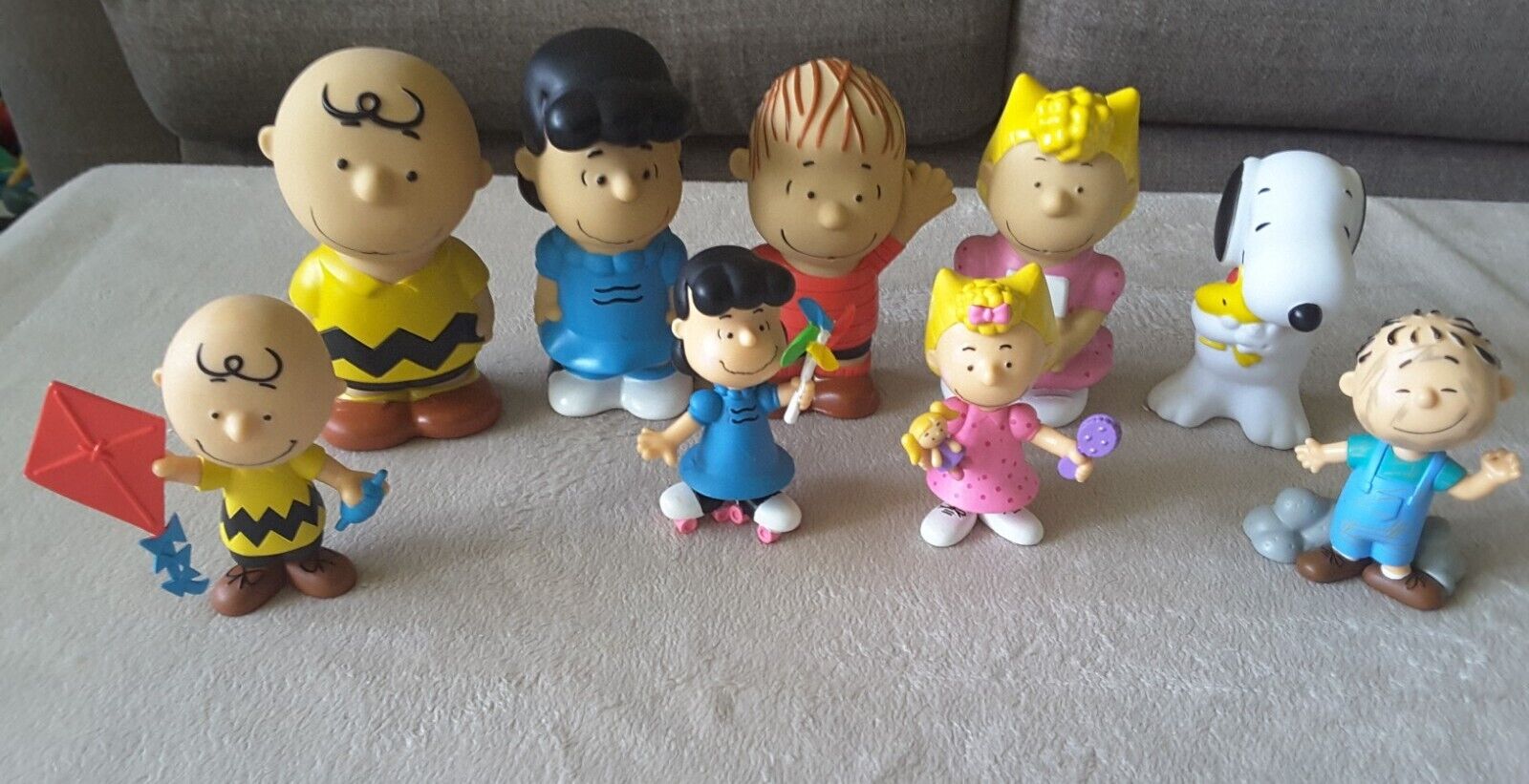 VINTAGE PEANUTS CHARLIE BROWN,LUCY,SNOOPY,SALLY,PIG PEN BATH & PVC FIGS.