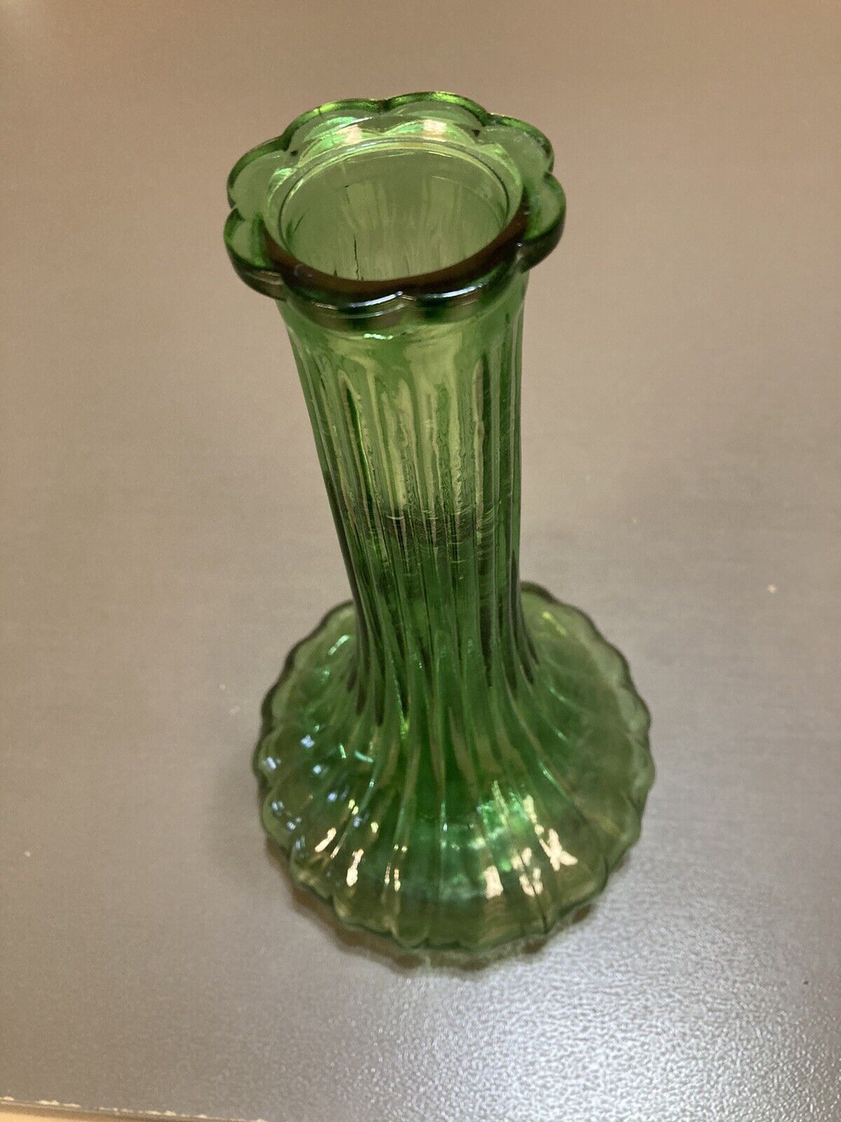 Vtg  E.O. Brody Co. 8.5” Bud Vase Emerald  Green Pressed Glass Ribbed  5” Base