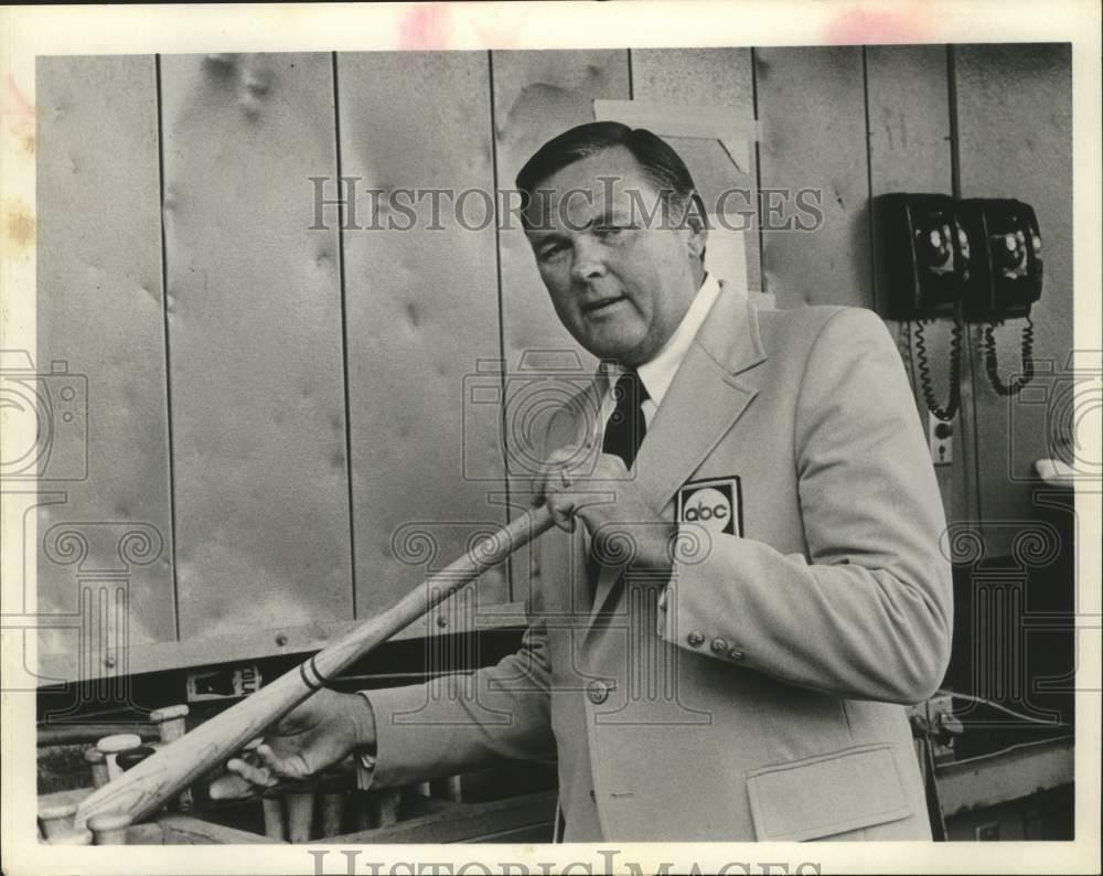 Press Photo ABC Sportscaster Keith Jackson with baseball bat - sap27745
