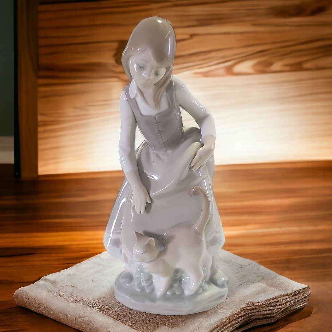  Lladro Spain Porcelain Figurine 1180 Girl With Cat