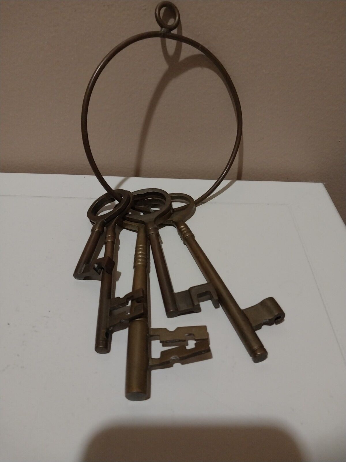 5  Vintage Large Decorative Brass Skeleton Keys On Ring Preowned