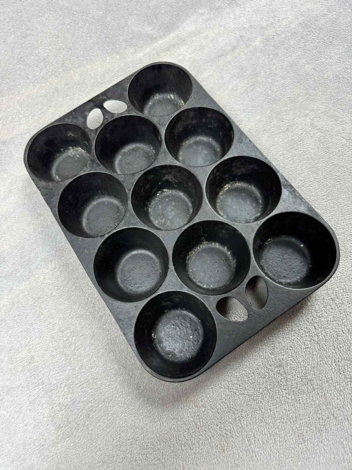 Vintage Antique Cast Iron 11 Cup Muffin/ Cornbread Pan Unmarked