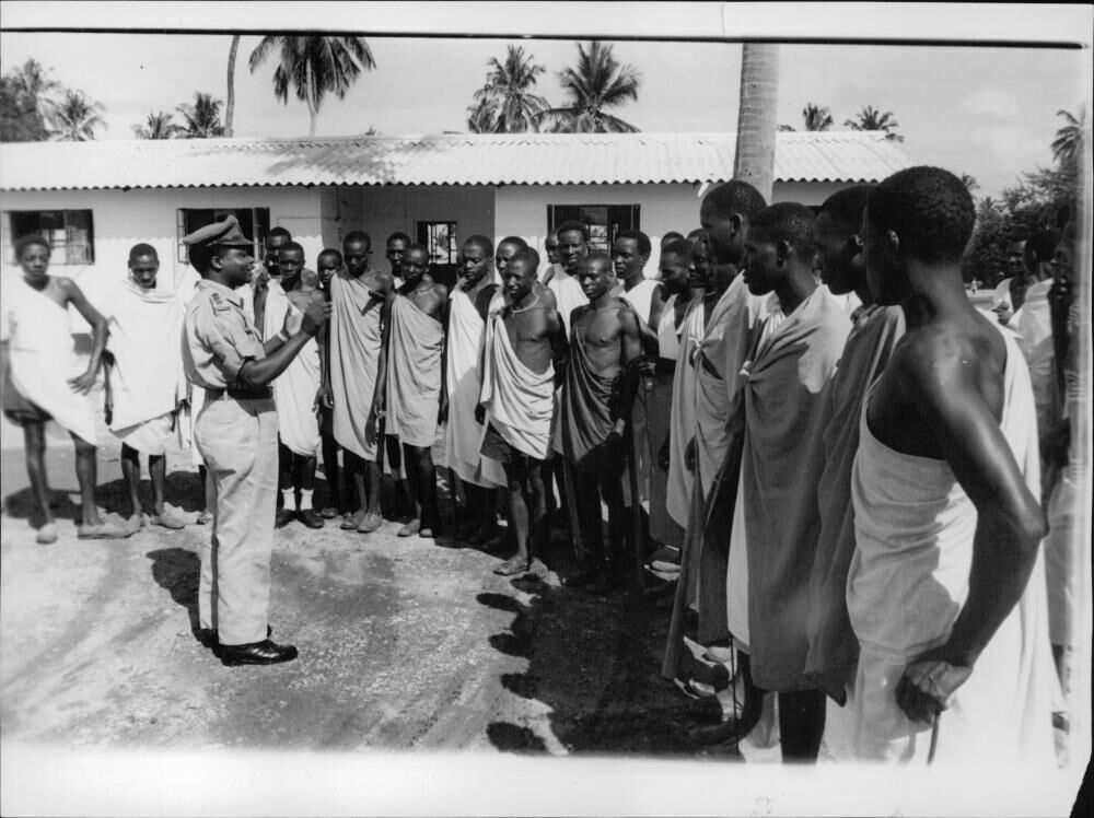 Uniformed soldiers in Dares Salaam speak to Mai... - Vintage Photograph 2354011