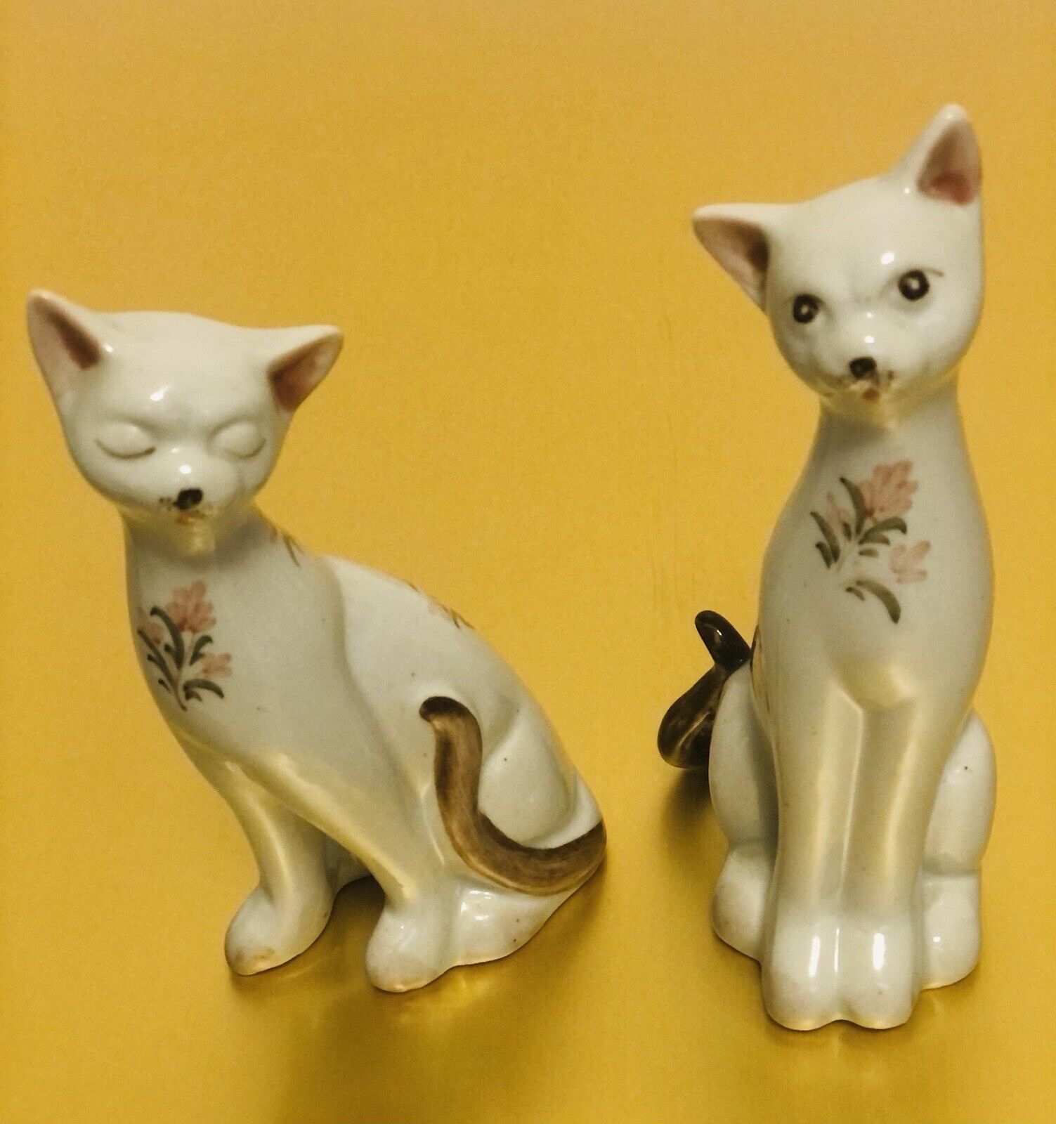 2 Andrea Sadek Vintage White Porcelain Cats Pink Flowers
