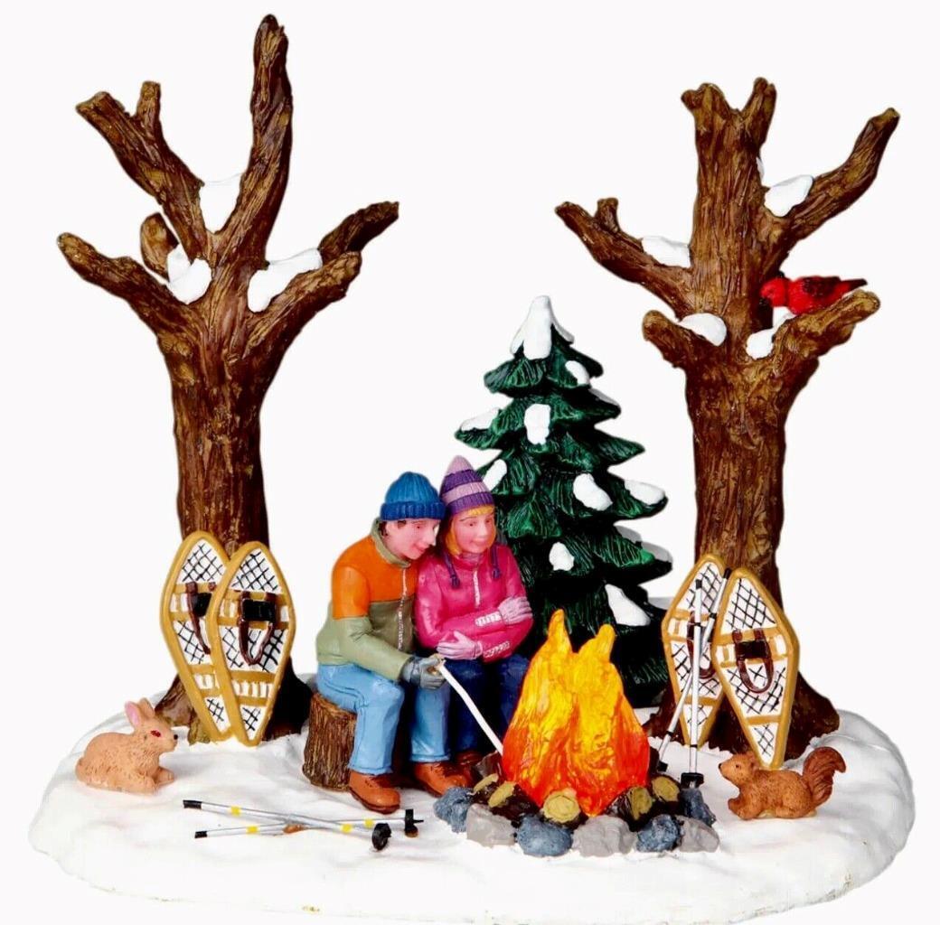 Lemax Vail Village 2010 STAYING WARM #04224 NRFB lighted campfire couple*