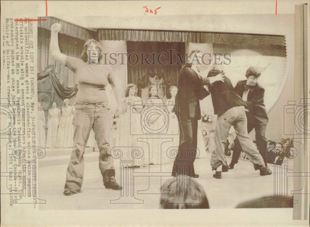 1975 Press Photo Protestors interrupt the Miss Canada Pageant in Toronto